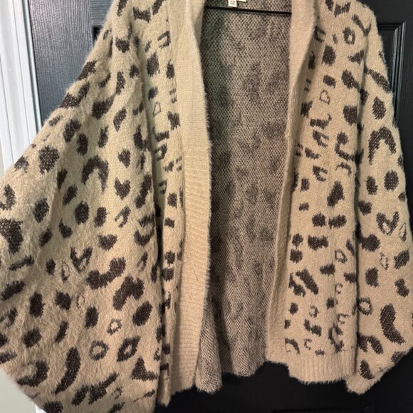 Womens Leopard Print Oversized Cape Cardigan Sweater Small Medium - Picture 2 of 4